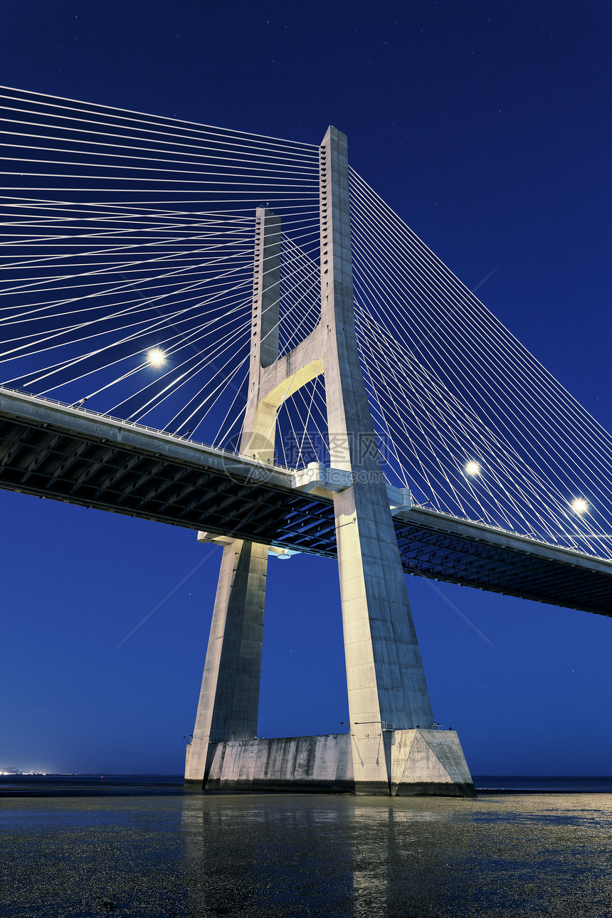 夜里桥的垂直视图图片