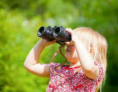 儿童透过望远镜看孩子女孩沉思金发女郎场地闲暇冒险童年勘探伏击乐趣教育高清图片素材
