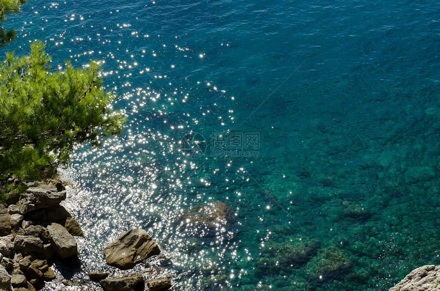 亚得里亚海观太阳岩石绿色阳光蓝色图片