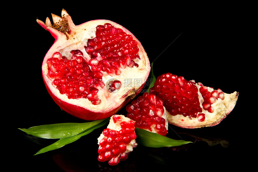 石榴黑色叶子热带食物绿色种子假种皮异国营养水果图片