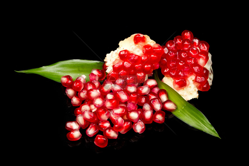 石榴种子异国叶子水果黑色假种皮绿色红色食物营养图片