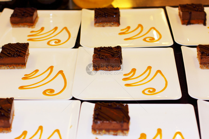 为巧克力蛋糕Louis准备甜点板 十五奶油状食物焦糖可可美食奶油面粉甜点榛子巧克力图片