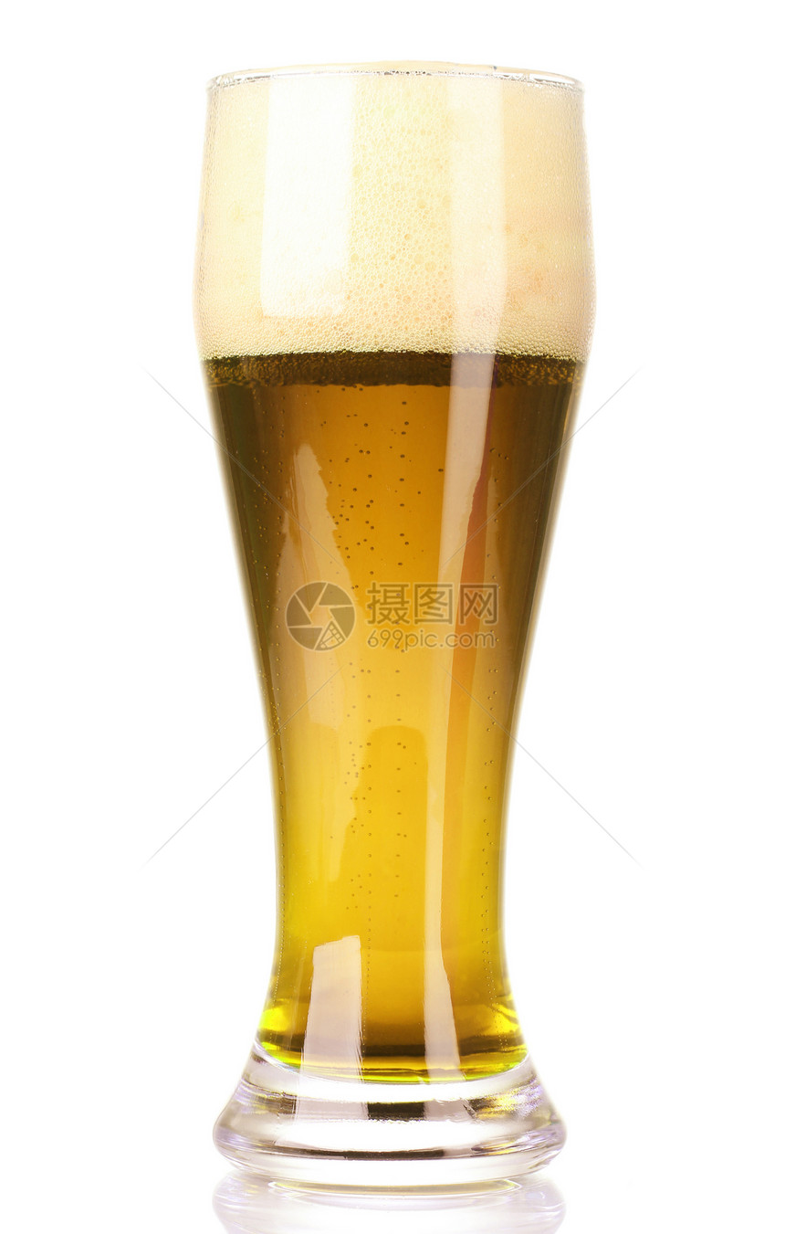 在白色背景上被孤立的冰霜玻璃轻啤酒杯图片