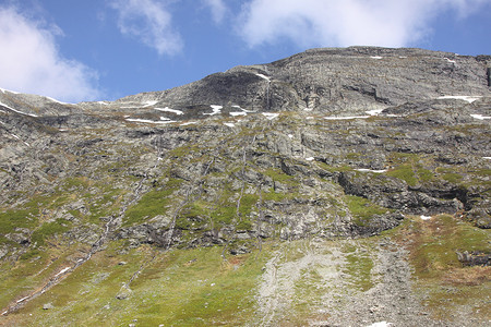 夏季挪威的野生溪流和瀑布蓝色高度荒野松树冰川植被岩石天空泡沫力量背景图片