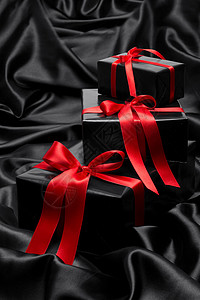 黑色白箱 上面有红色的刺带和蝴蝶弓纸板正方形纪念日丝带盒子展示白色生日周年背景图片