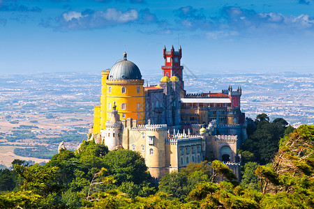 佩琦葡萄牙辛特拉遗产爬坡道世界遗产全景地标黄色城堡蓝色建筑历史背景