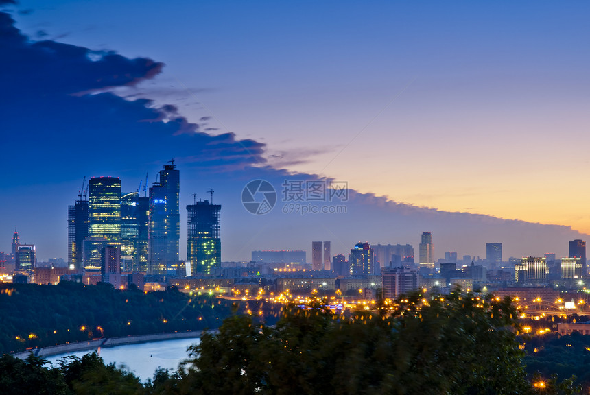 莫斯科市晚夜 麻雀山的风景图片