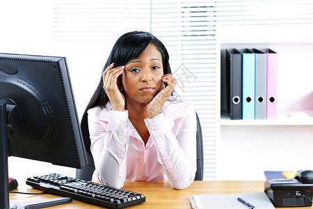 在办公桌旁担心的黑人女商务人士女性工人办公室成人职业员工桌子女孩困扰接待员头痛高清图片素材