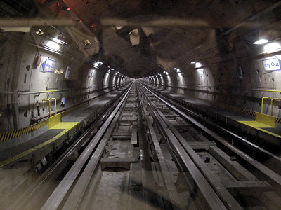 地下地下地铁隧道管火车运输铁路管子车站民众线条过境高清图片