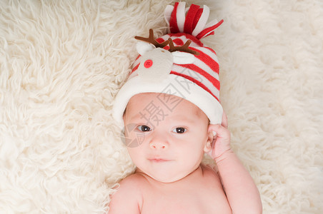 戴着礼服帽的新生儿材料婴儿条纹衣服帽子童年红色毛皮新生男生甜的高清图片素材