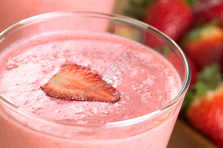粉色果汁草莓奶昔玻璃照片奶制品食物饮料茶点奶昔浆果红色果汁背景