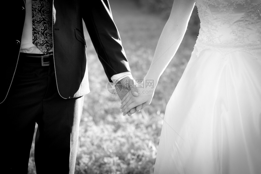 年轻已婚夫妇握手牵手女士丈夫婚礼婚姻订婚热情仪式男朋友妻子男人图片