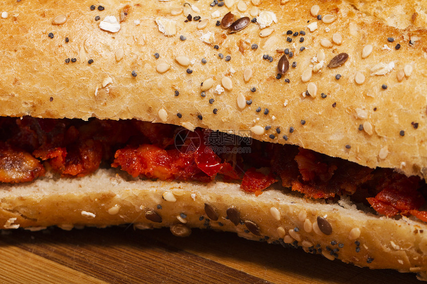新鲜焦里索三明治硬皮午餐食物早餐种子香肠小吃红色粮食木板图片