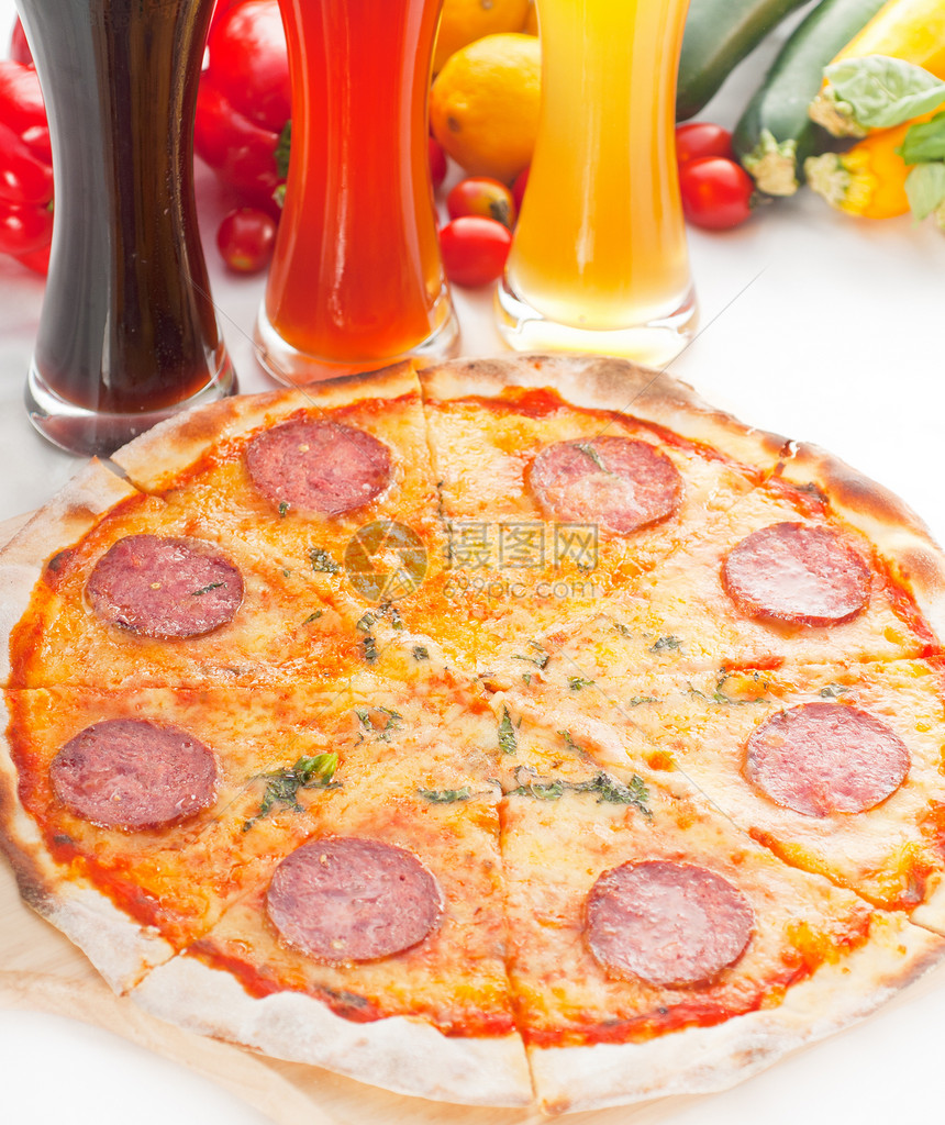 意大利原薄薄壳辣椒皮披萨圆形红色小吃餐厅绿色圆圈营养白色蔬菜午餐图片