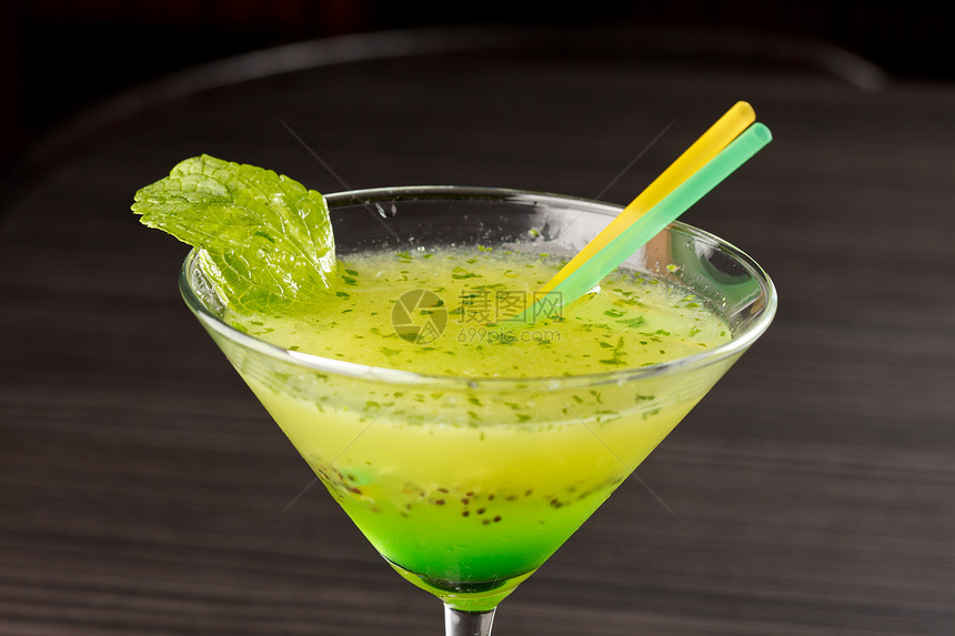 鸡尾酒加kiwi酒吧奇异果活力草本植物玻璃水果甜点饮料薄荷液体图片