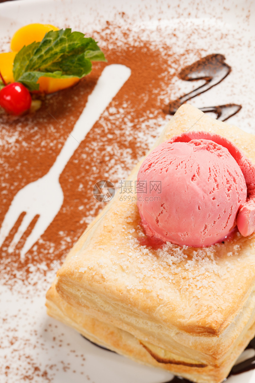 带冰淇淋的松饼餐具甜点咖啡店糖果盘子薄荷宏观糕点包子糖浆图片