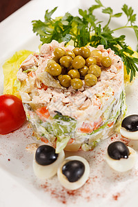 俄罗斯沙拉土豆蔬菜美食香肠干杯食物新年午餐白色盘子蛋黄酱高清图片素材
