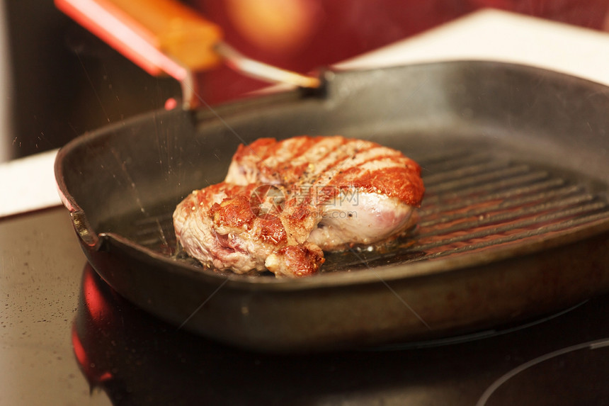肉片在喷漆板上磨擦食谱平底锅美食午餐火炉食物烹饪猪肉炒锅图片