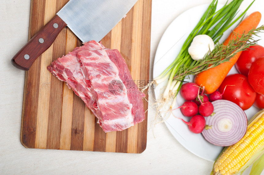 切新鲜猪肉肋排和蔬菜工作室食谱市场味道厨房屠夫营养美食杂货店肋骨图片