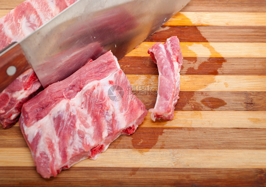 切新鲜猪肉肋排杂货店屠夫厨房猪肉工作室食物白色市场肋骨美食图片