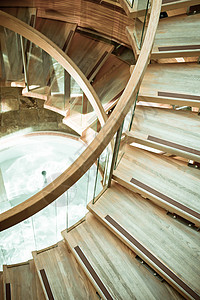 木楼梯建筑夹层公寓棕色脚步木材案件楼梯间螺旋民众背景图片