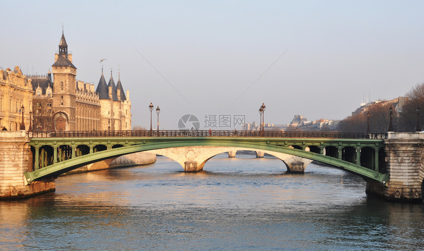 Notre-Dame桥和巴黎的领馆图片
