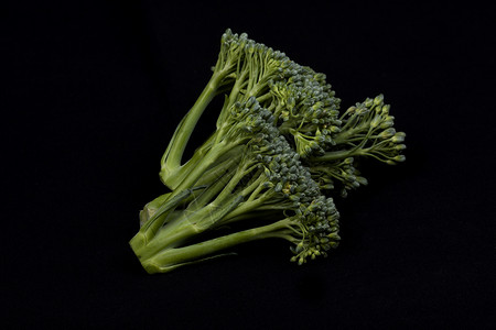 黑色背景上孤立的花椰菜白色蔬菜绿色背景图片