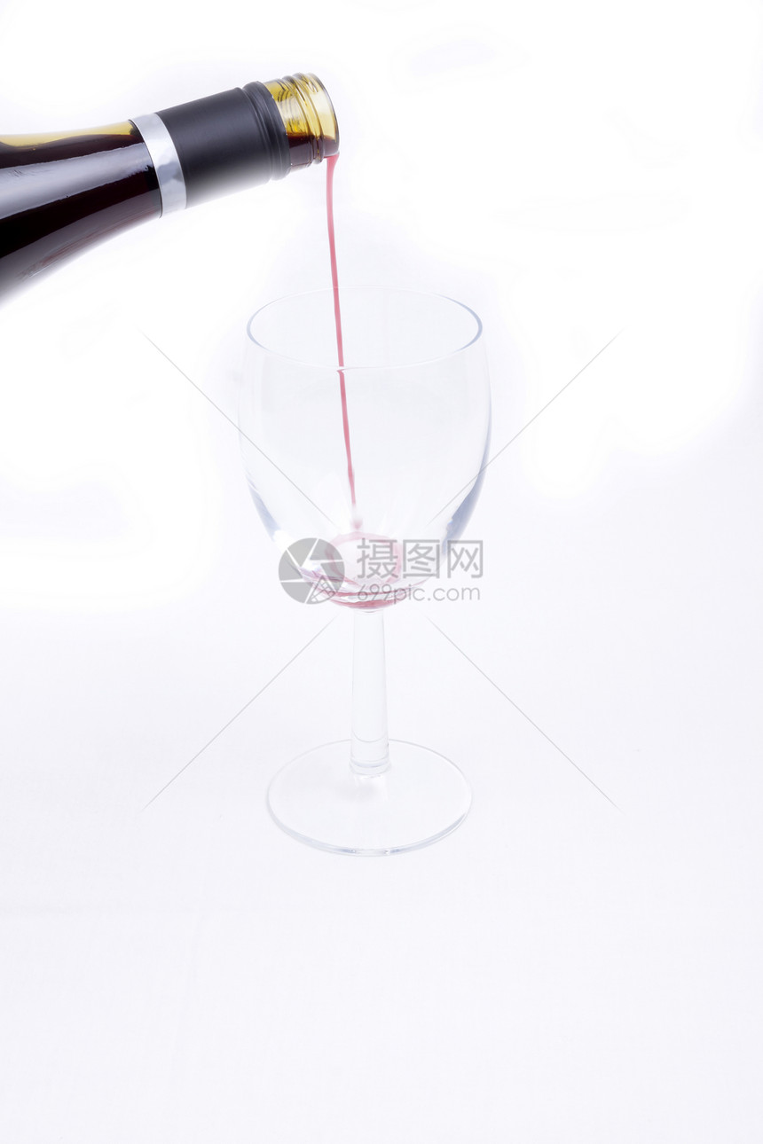 一杯白底红葡萄酒红色酒瓶饮料桌子酒厂空白美食白色周年酒精图片