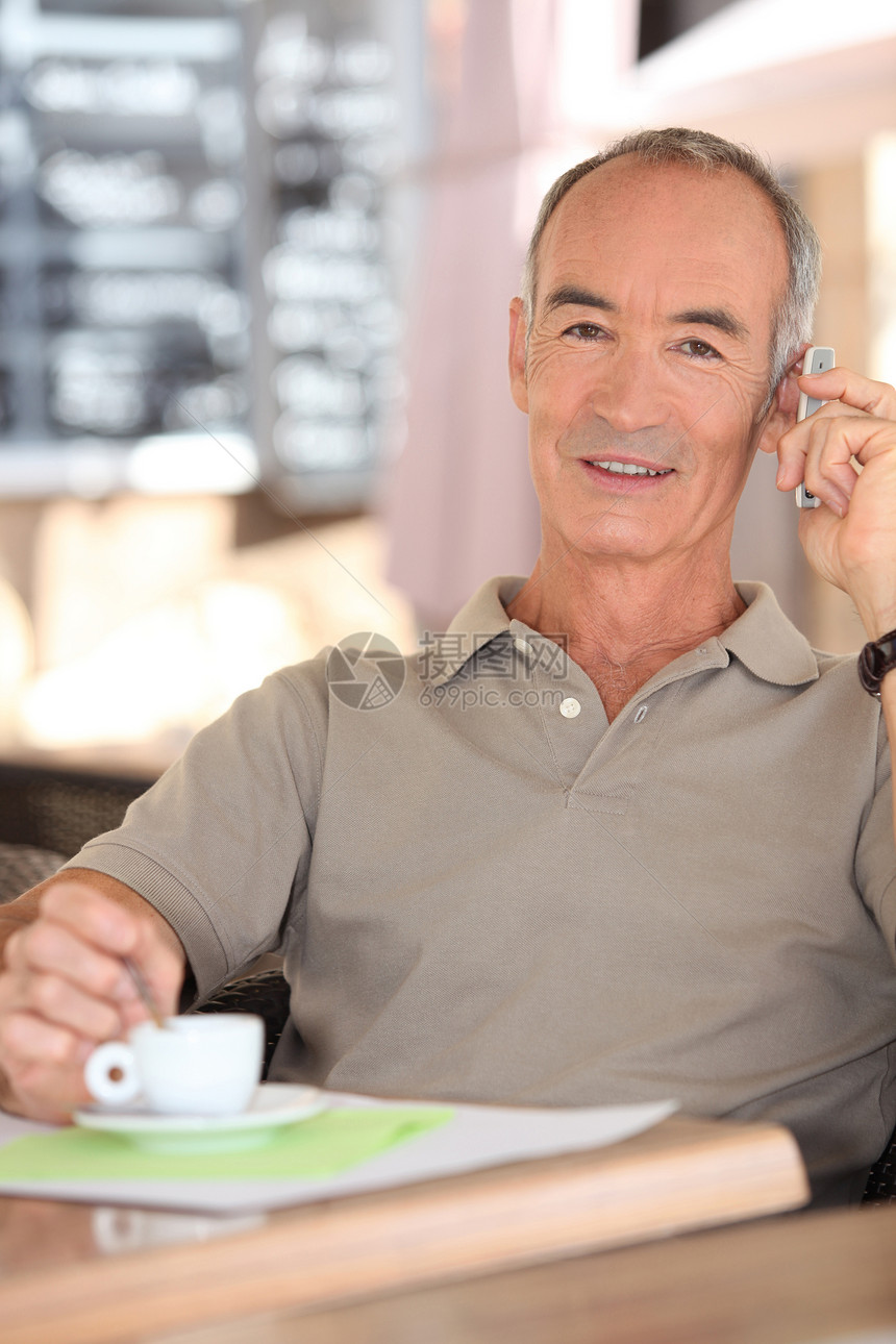 喝咖啡的退休男人劳动电池咖啡店杯子勺子桌子时间咖啡茶匙头发图片