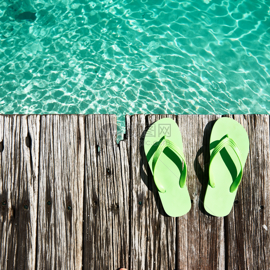 码头滑轮机假期凉鞋丁字裤旅行绿色海洋字拖海景风景平台图片