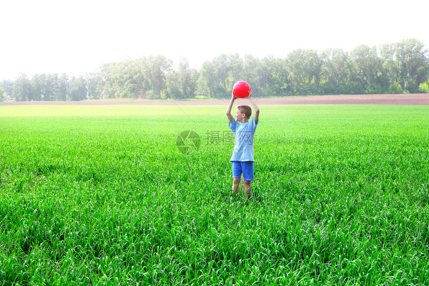 男孩玩球衬衫喜悦男生乐趣青少年训练孩子自由场地幸福图片