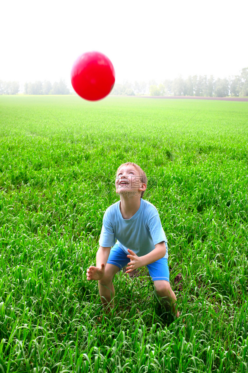 男孩玩球男生游戏草原快乐乐趣衬衫喜悦训练运动蓝色图片