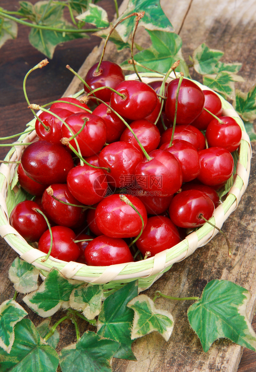 樱桃篮子味道食物浆果营养品甜点白色木头红色饮料水果图片