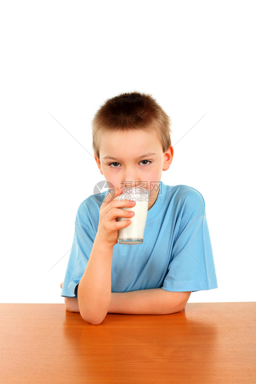 有奶的男孩金发头发喜悦童年桌子青年男性青春期牛奶手臂图片
