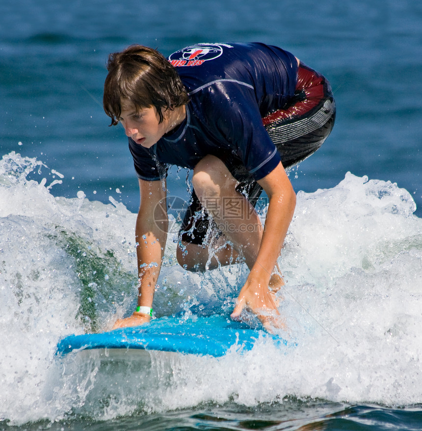 少年男孩冲浪身体男孩们支撑木板青少年海浪波浪男生冲浪者冲浪板图片