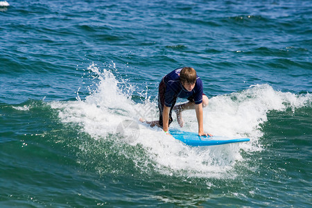 冲浪少年少年男孩冲浪男生竞技支撑冲浪者海滨男性木板海洋身体娱乐背景