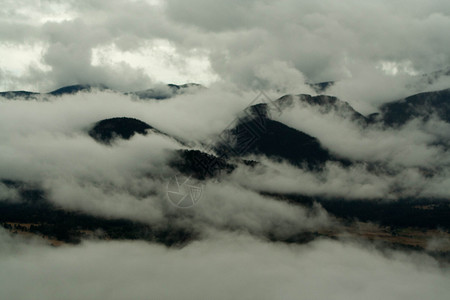 云层之上山峰山脉背景图片