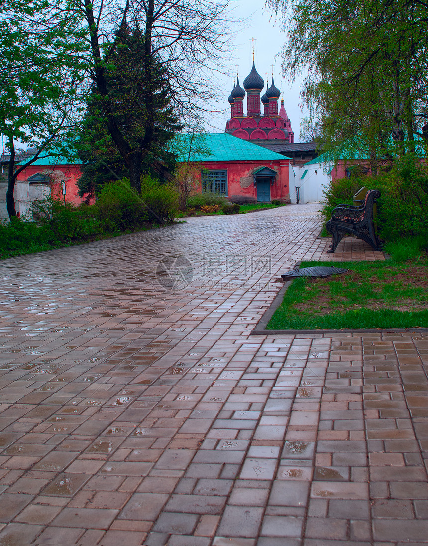 春雨中的古代俄罗斯城镇图片