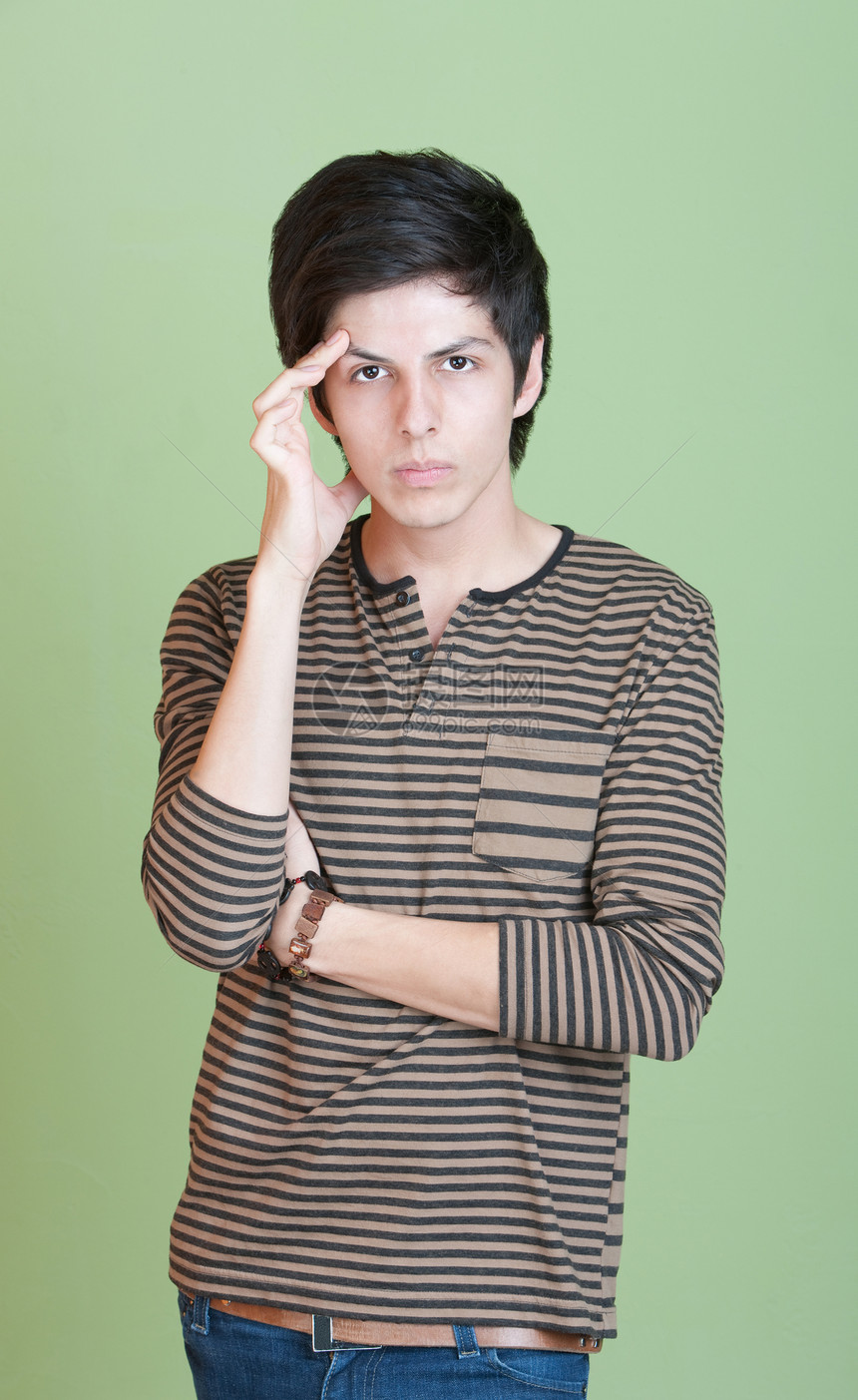 不安的年轻人疼痛头痛青少年男性条纹潮人压力情感鼻窦炎手镯图片