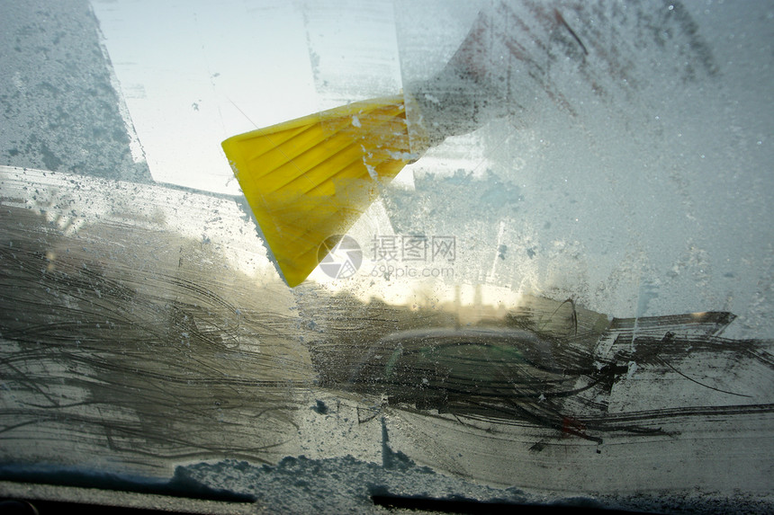 挡风玻璃冰镇刮刀白色汽车天气冻结水晶窗户蓝色车辆图片
