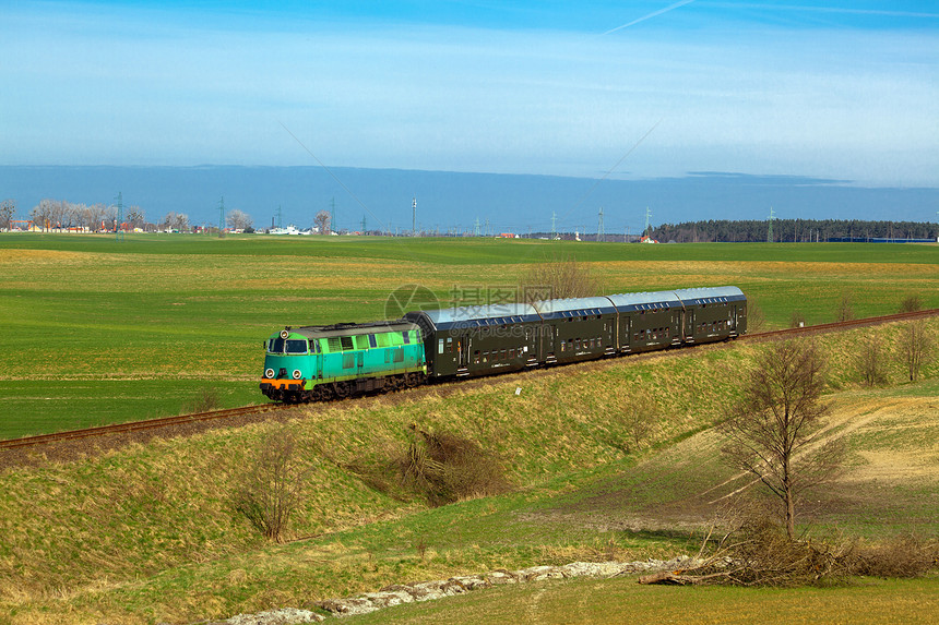 乘火车通过农村的旅客列车内燃机车机车铁路运输旅行车辆日光摄影水平图片