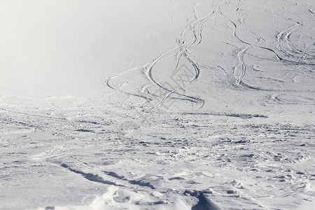 雪上滑雪痕迹冒险追求运动滑雪板阳光场景活动季节单板爬坡背景