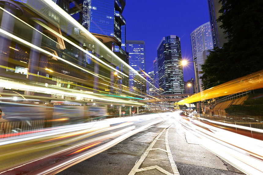 夜间穿越城市的交通运输建筑物旅行蓝色场景速度景观方法金融天空图片