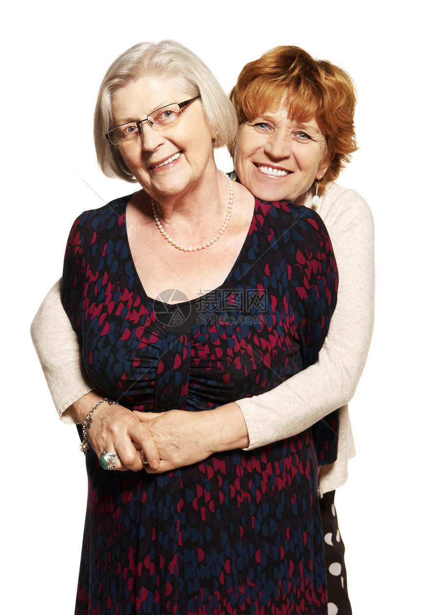 母亲和女儿幸福水平家庭老年影棚两个人眼镜友谊享受拥抱图片