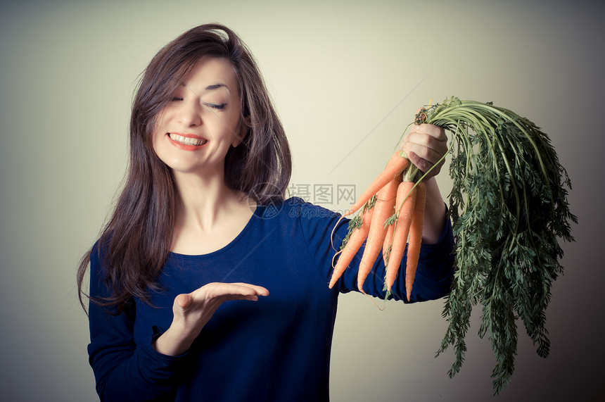 有胡萝卜的美女女人素食素女人幸福食物饮食蔬菜女性风格营养图片