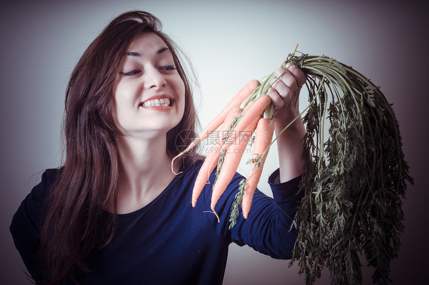 有胡萝卜的美女素女人素食女人蔬菜食物萝卜风格幸福维生素饮食图片