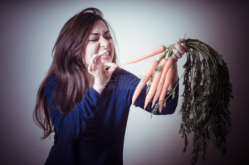 有胡萝卜的美女幸福女人素食食物蔬菜维生素饮食素女人萝卜女性图片