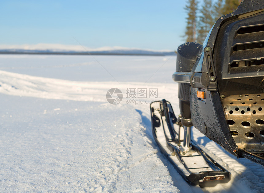 雪地移动车辆假期冒险土地运输白色动作速度闲暇摩托图片