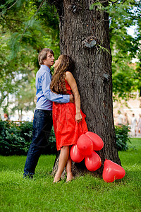 接吻夫妇公园裙子情怀幸福热情衣服拥抱蓝色浪漫气球自然高清图片素材