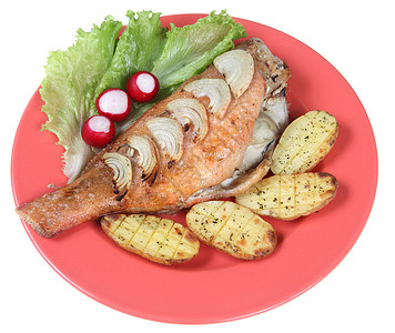 炸鱼和蔬菜沙拉盘子海鲜烧烤白色洋葱粉色土豆食物萝卜背景图片